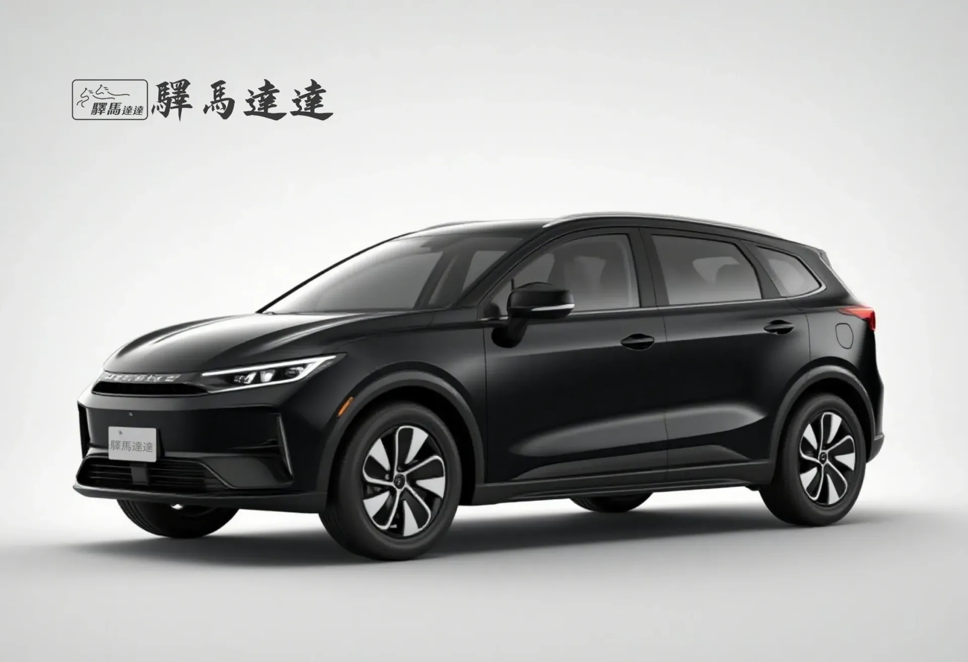 前方45度視角的Luxgen N7黑色車輛，完整展現外觀設計，包括車頭燈、品牌logo流線型車身線條。畫面左上角顯示「驛馬達達」標誌。