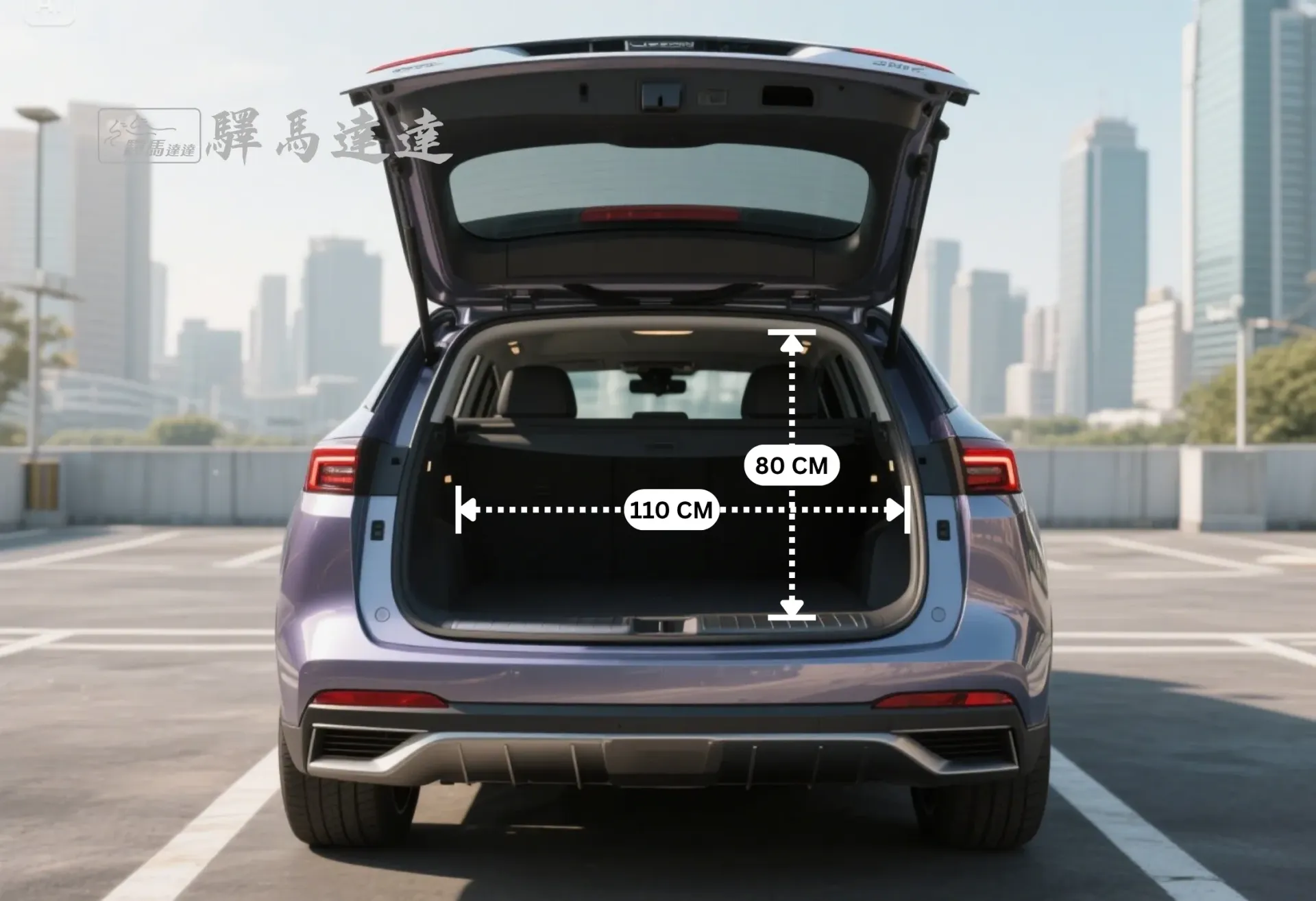 納智捷 n7  車輛後車廂空間示意圖，以標準公分刻度尺清楚顯示尺寸比例。同時展示車廂內可容納的最大行李箱組合數量，直觀呈現其出色的收納容量。畫面左上角顯示「驛馬達達」標誌。
