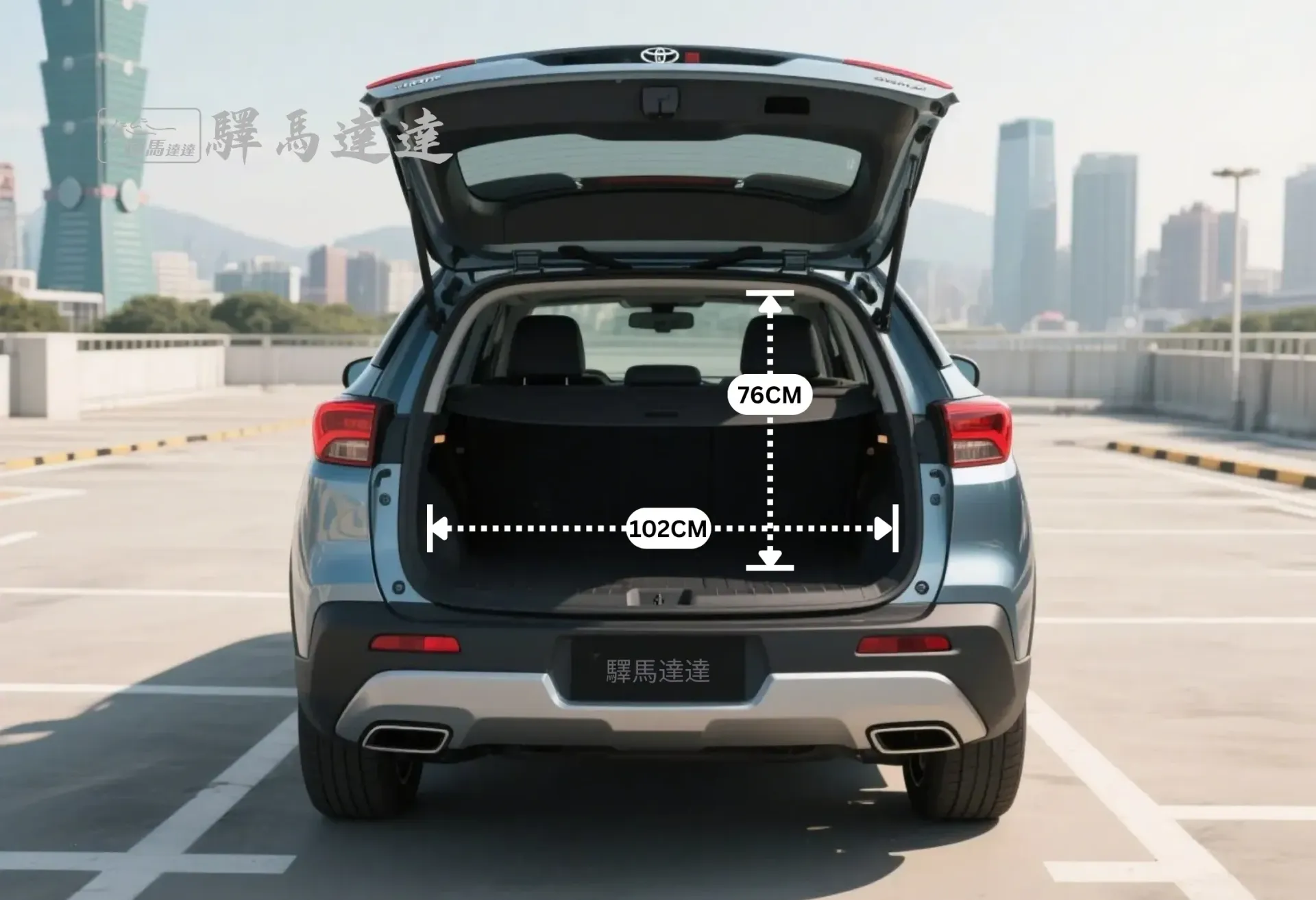 豐田 Corolla Cross 車輛後車廂空間示意圖,以標準公分刻度尺清楚顯示尺寸比例。同時展示車廂內可容納的最大行李箱組合數量,直觀呈現其出色的收納容量。畫面左上角顯示「驛馬達達」標誌。