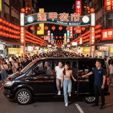 包車服務返程方形圖片(1:1)。行程完美無痛收尾。在夜幕低垂時,黑色尊榮包車專屬座駕(VW Caravelle)直接停在逢甲夜市(台灣最大美食戰區)正門口。司機(無帽、 branded Polo衫)微笑地幫潮流情侶(Persona)打開車門,讓他們手提戰利品直接解散開吃。背景是喧囂、 brightly illuminated 的逢甲夜市拱門與人潮,強調行程後的舒適無縫接軌與極致便捷體驗。