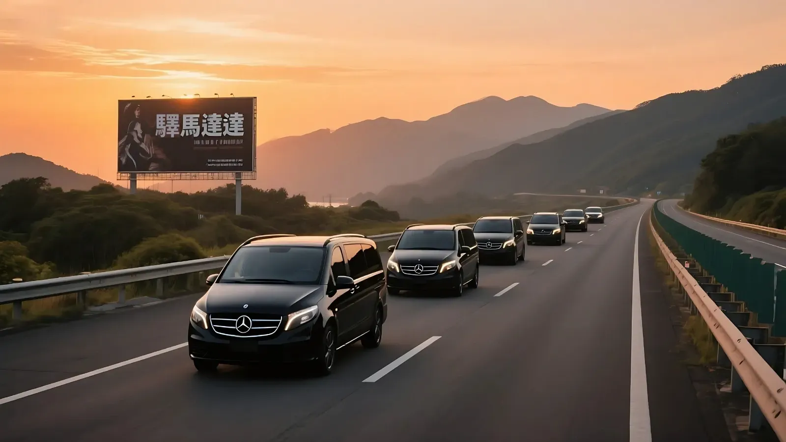 一排巴士停在停車場。