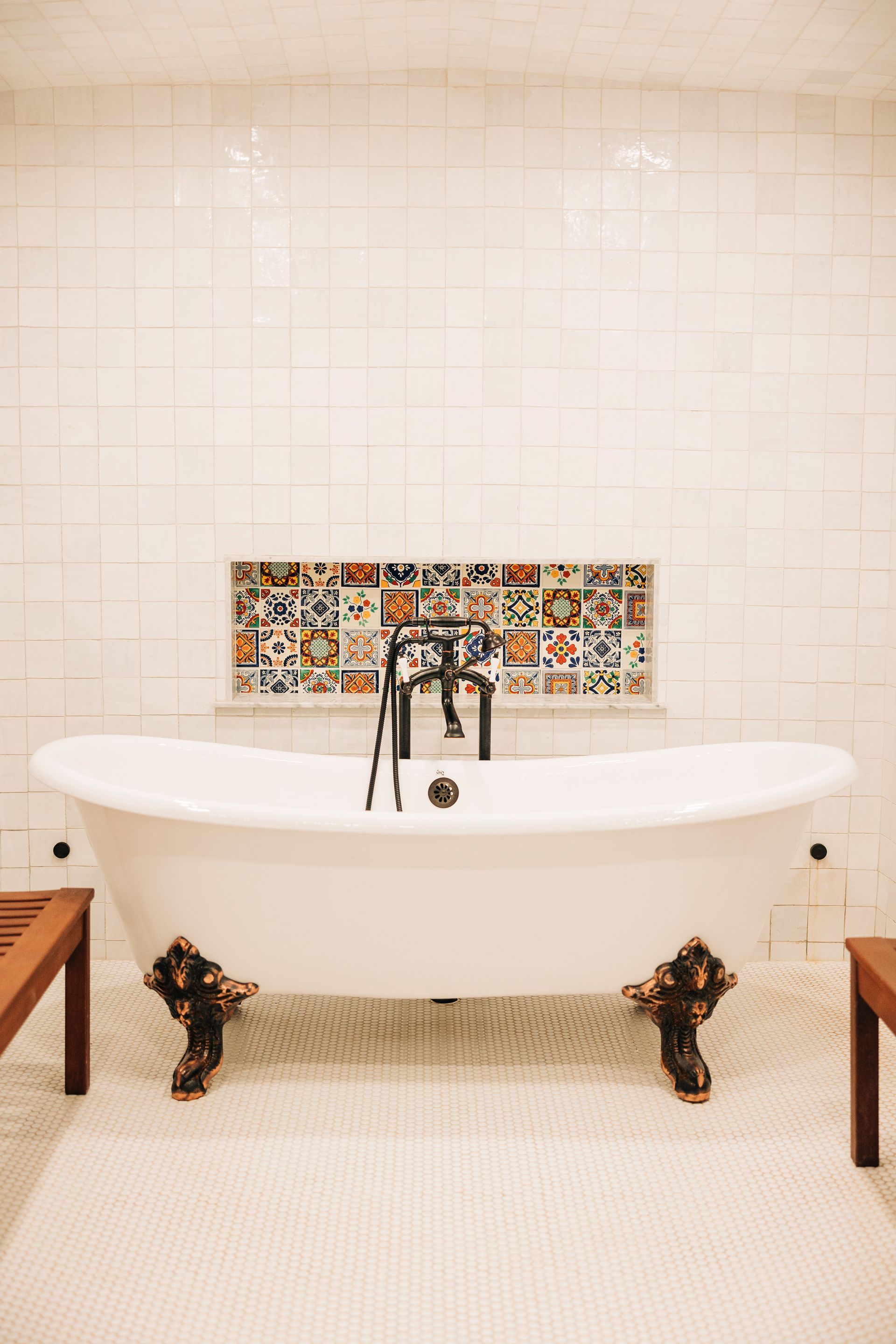 Clawfoot tub