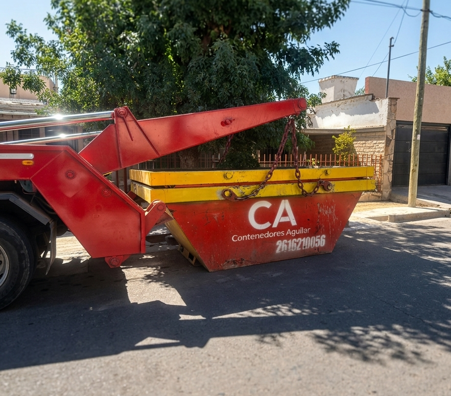 Un contenedor de basura rojo con la etiqueta 