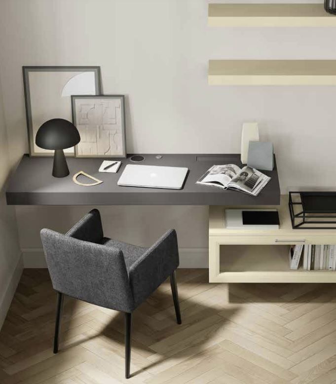 Ufficio domestico moderno e minimalista con scrivania, sedia, lampada, quadri e mensole.