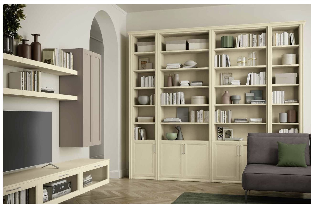 Soggiorno beige con librerie a muro, TV, porta ad arco e divano scuro con cuscino verde.