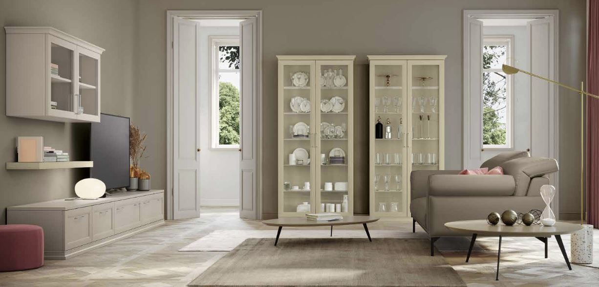 Elegante soggiorno con vetrina, mobili grigio chiaro e finestre luminose.