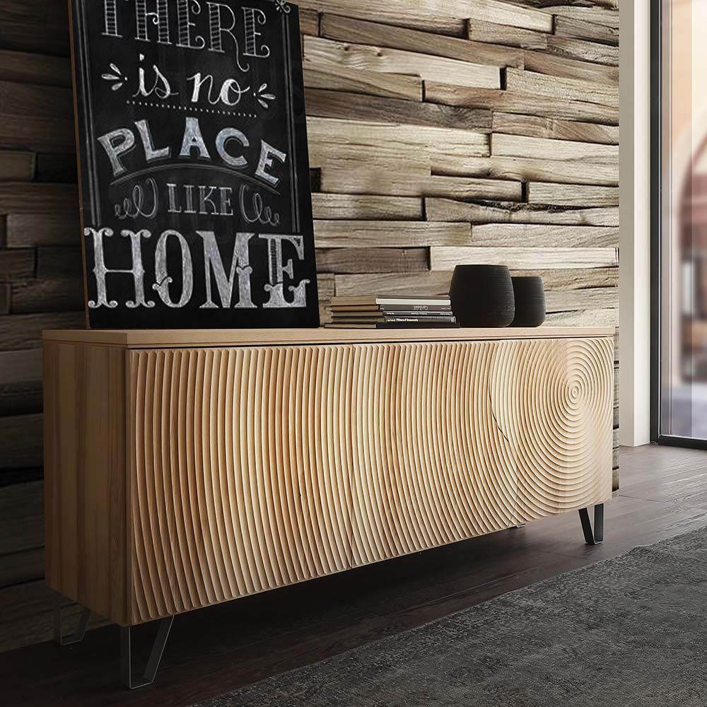 Credenza in legno con un cartello che recita 