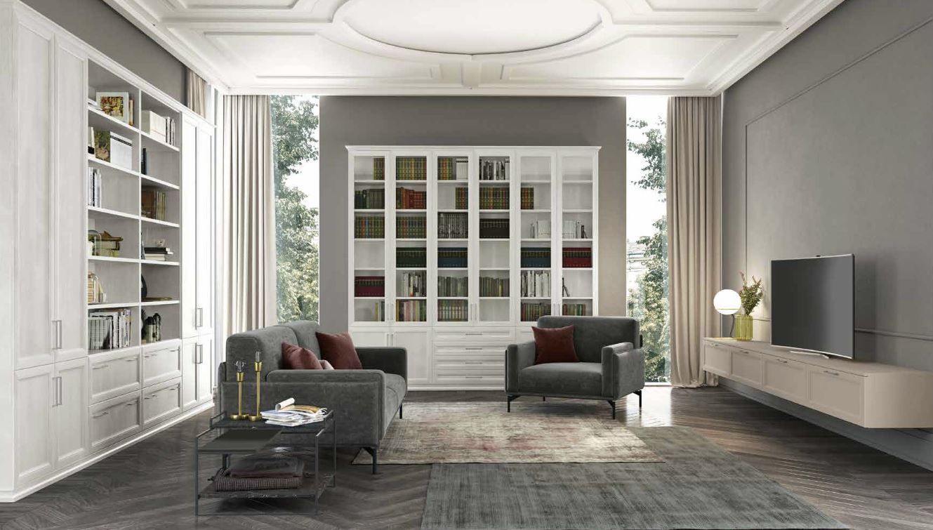 Elegante soggiorno grigio con scaffali a muro, libreria, divano, poltrone e mobile TV.