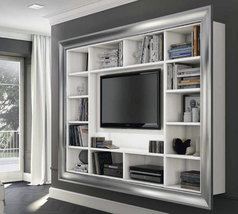 Mobile a parete bianco integrato con TV, mensole e armadietti in un soggiorno moderno.