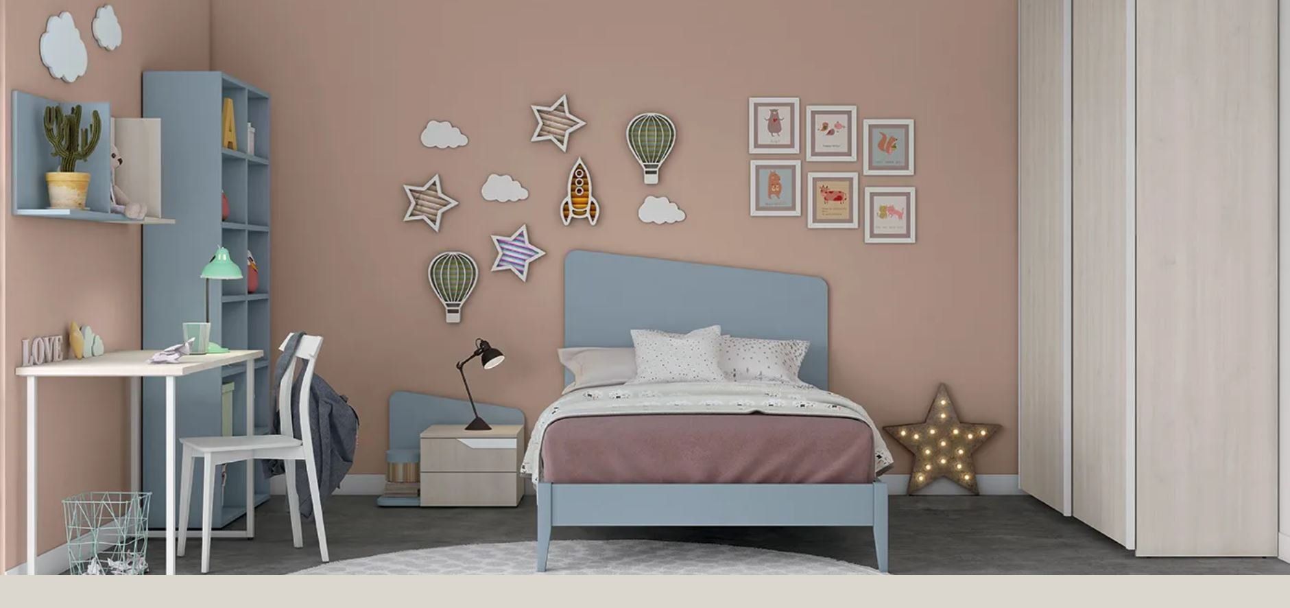 Camera da letto dai colori pastello con letto, scrivania, sedia, quadri e armadio in un accogliente ambiente moderno.
