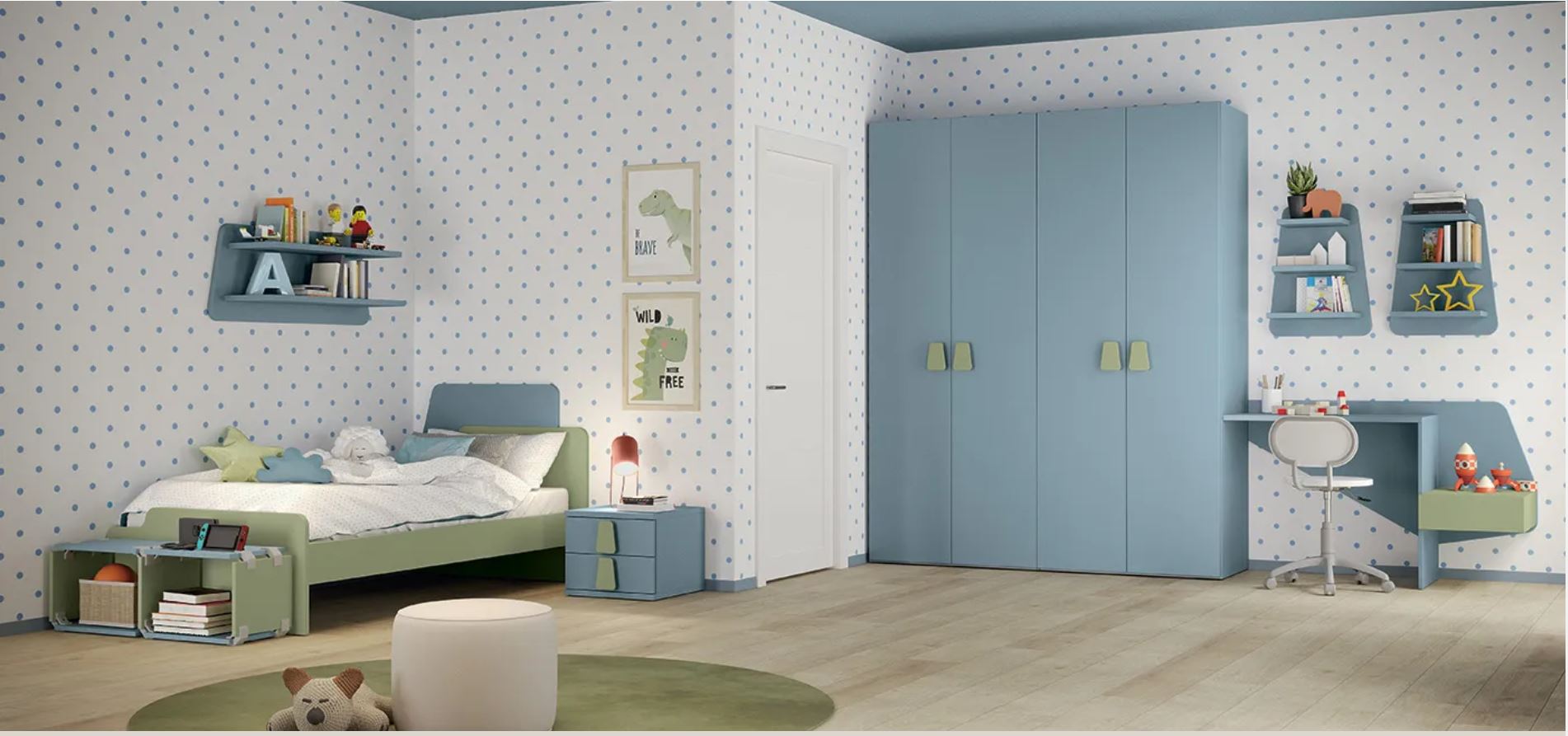 Camera da letto per bambini con armadio, letto, mensole blu e decorazioni dai colori pastello tenui.