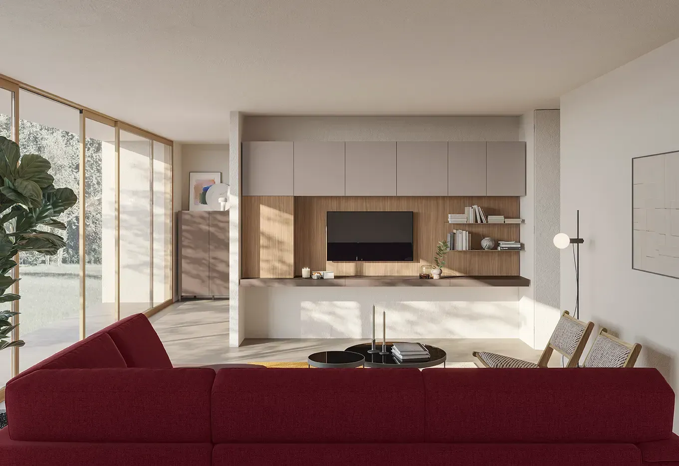 Soggiorno moderno con divano color bordeaux, parete attrezzata per la TV e finestre a tutta altezza.