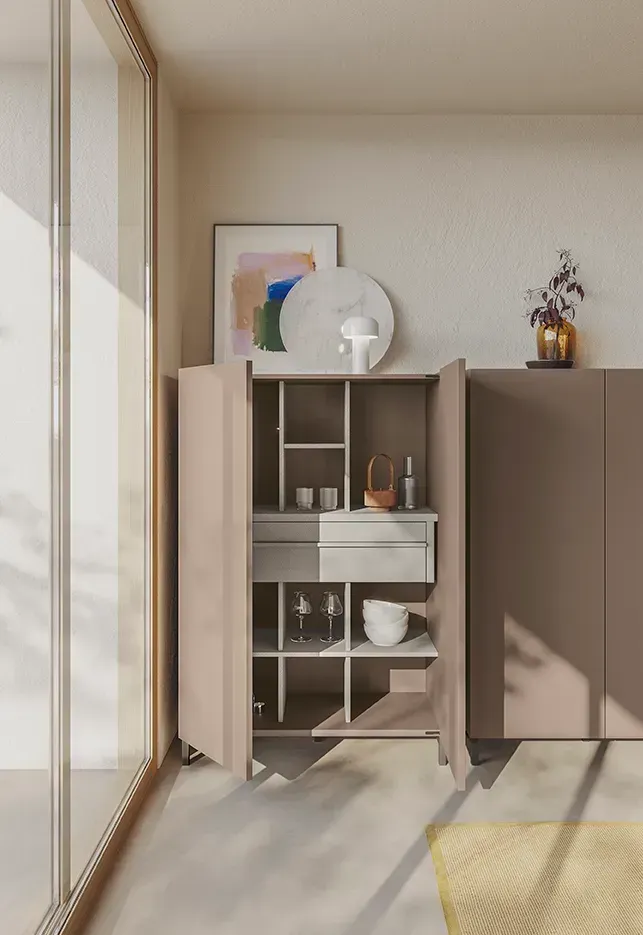 Mobile a giorno con piatti e oggetti decorativi in ​​una stanza minimalista e soleggiata
