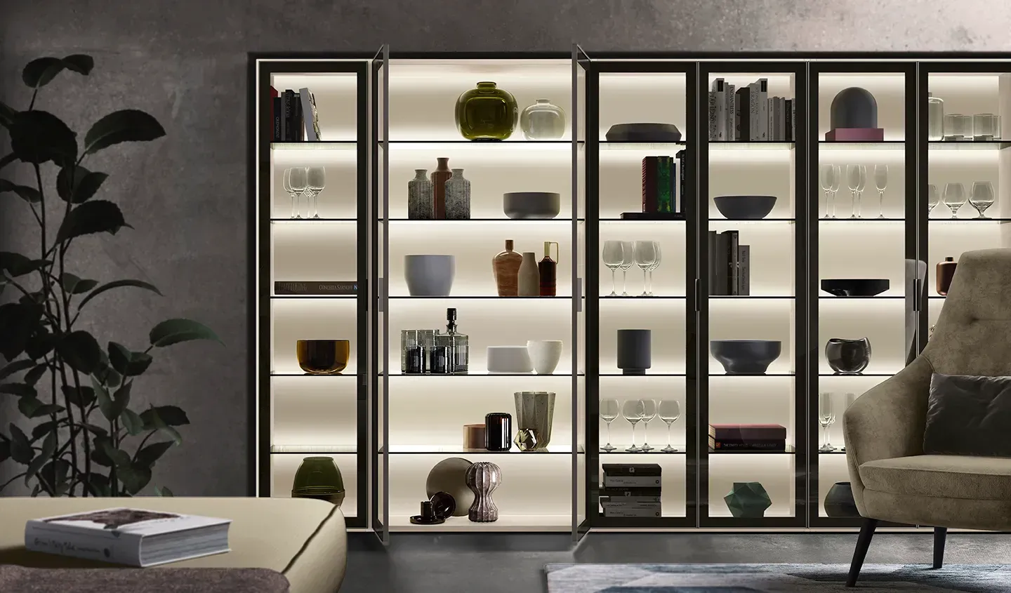 Soggiorno moderno con libreria illuminata, pianta in vaso, divano e tavolino da caffè in un ambiente minimalista.
