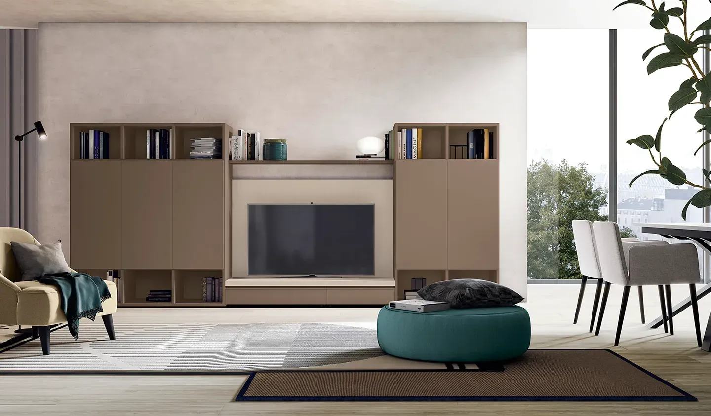 Soggiorno moderno con mobili beige, TV, mensole, pouf color verde acqua e zona pranzo vicino a grandi finestre.