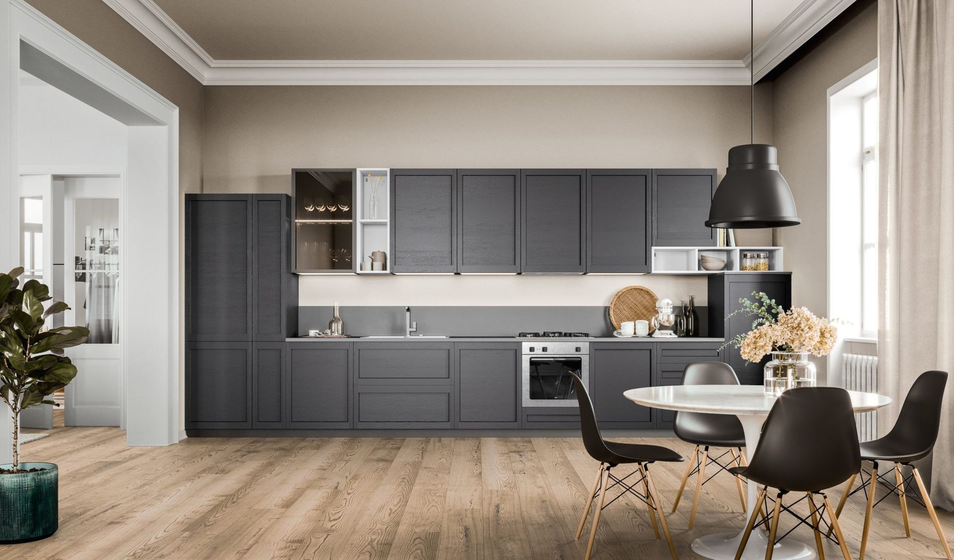 Cucina e zona pranzo moderne con mobili grigio scuro, pavimento in legno e un tavolo posizionato vicino a una grande finestra.