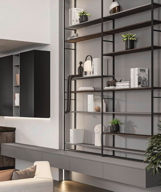 Soggiorno moderno con scaffalature in metallo nero, piante in vaso, oggetti decorativi e un divano beige sotto una nicchia a muro grigia.