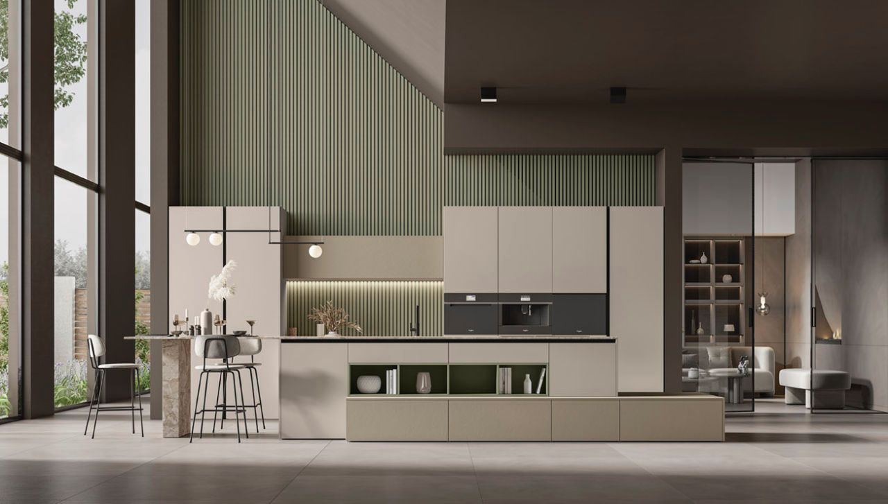 Cucina moderna e minimalista con mobili beige, parete a righe verdi e ampie finestre a tutta altezza.