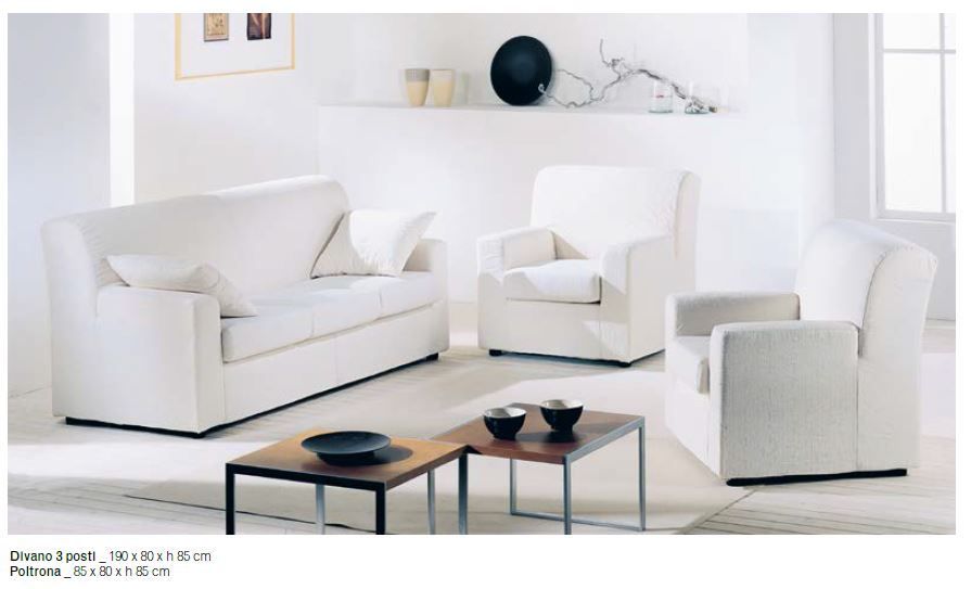 Soggiorno moderno bianco con divano, poltrone, tavolini impilabili e arredamento minimalista.