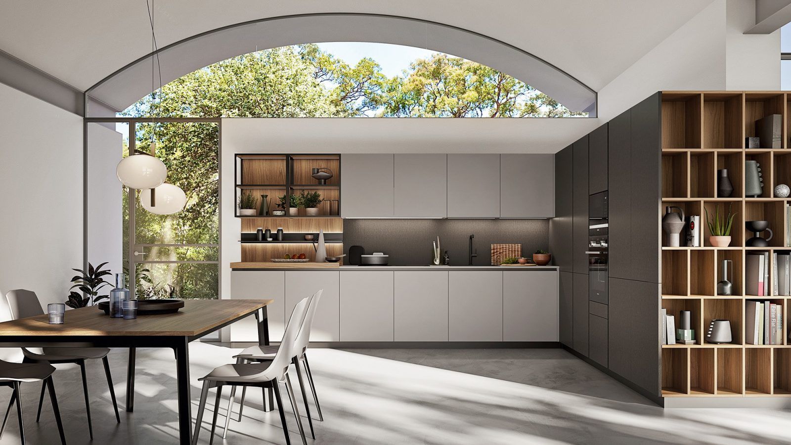 Cucina e zona pranzo moderne con mobili bianchi, scaffali in legno e grande finestra ad arco con vista sul verde.