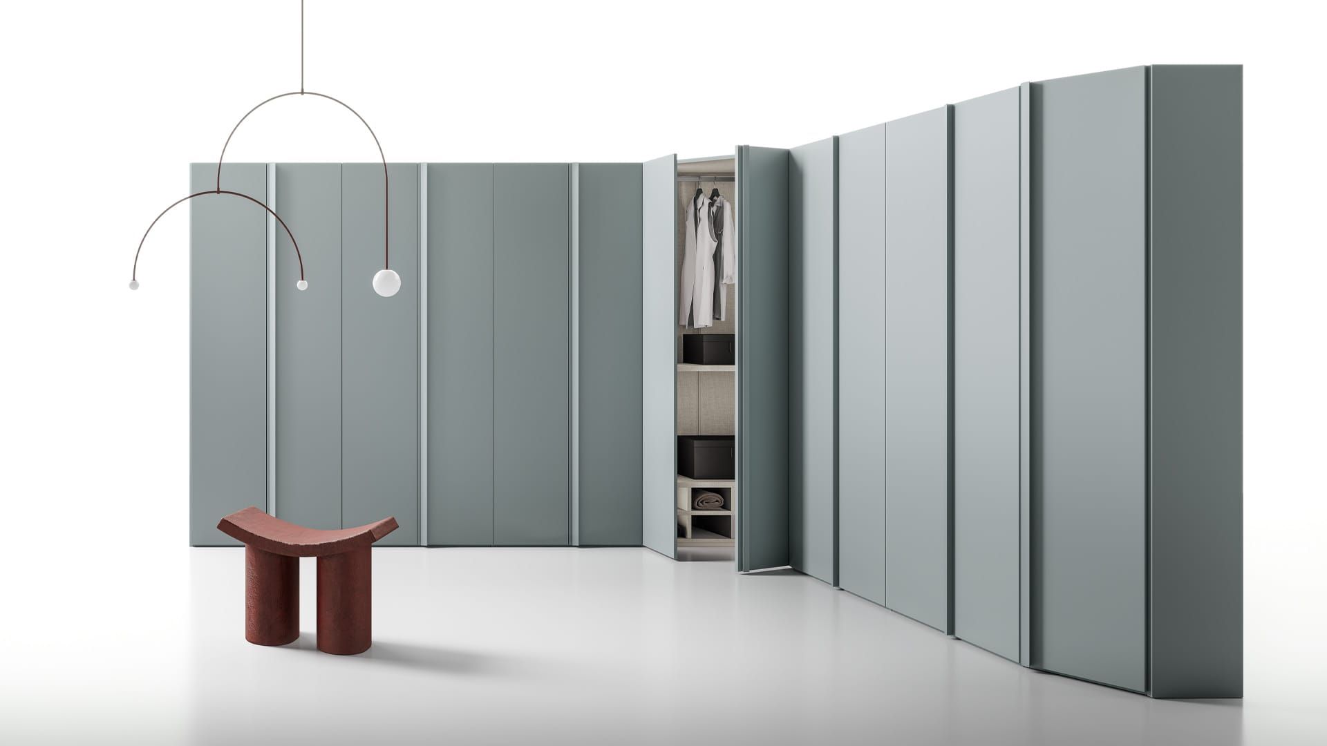 Parete curva grigia moderna con porta stretta, faretto e piccola panca rossa in una stanza minimalista