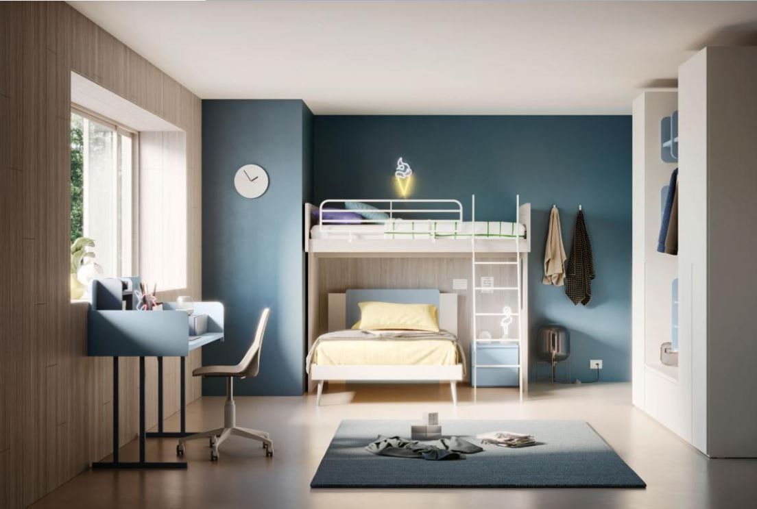 Camera da letto moderna con parete d'accento blu, letto a castello, scrivania, sedile sotto la finestra e luce naturale soffusa.