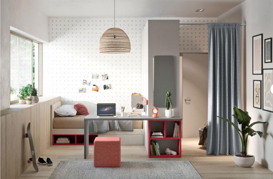 Luminosa cameretta per bambini con letto, scrivania, sedia, tappeto, piante e tende grigie in una stanza bianca minimalista.