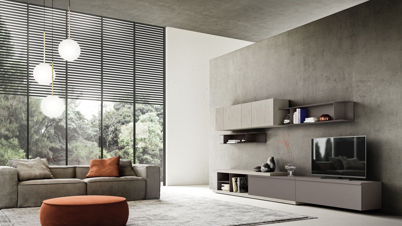 Soggiorno moderno con divano grigio, pouf arancione, ampie finestre e TV montata a parete su un muro di cemento.