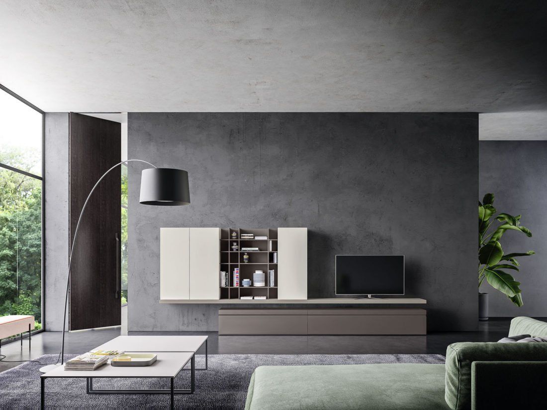 Soggiorno moderno grigio con divano basso, tavolino da caffè, mobile TV a parete, lampada da terra e ampia finestra.