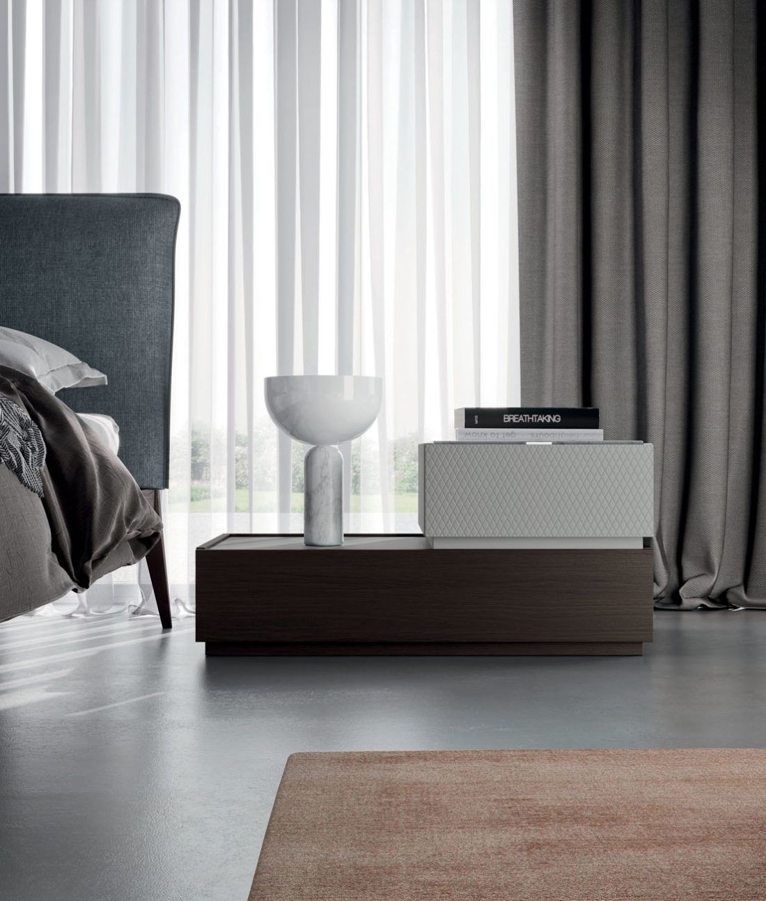 Soggiorno moderno con divano, tende, tavolino basso, lampada e tappeto in delicate tonalità di grigio.