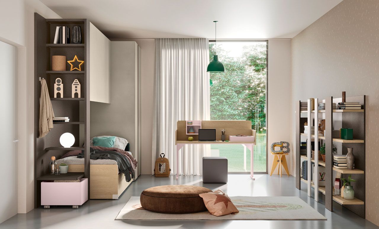 Luminosa camera da letto moderna con letto, scrivania, mensole, tappeto e ampia finestra con vista sul verde.
