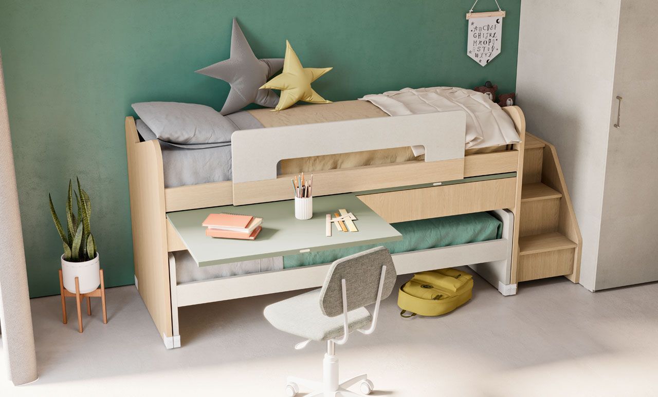 Letto a soppalco per bambini con scrivania, mensola e scaletta in una camera da letto dai colori pastello.