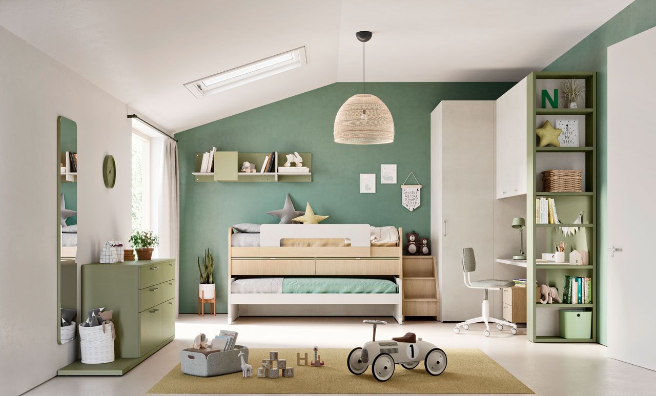 Cameretta color verde menta brillante con culla, mensole, giocattoli e sedia bianca in una stanza ordinata.