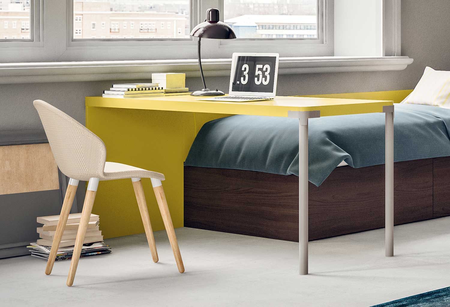 Angolo camera da letto moderno con scrivania gialla, letto, sedia e orologio digitale vicino alla finestra.