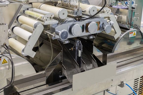 A machine is sitting on top of a table in a factory.