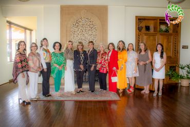 Un grupo de mujeres posan para una fotografía en una habitación.