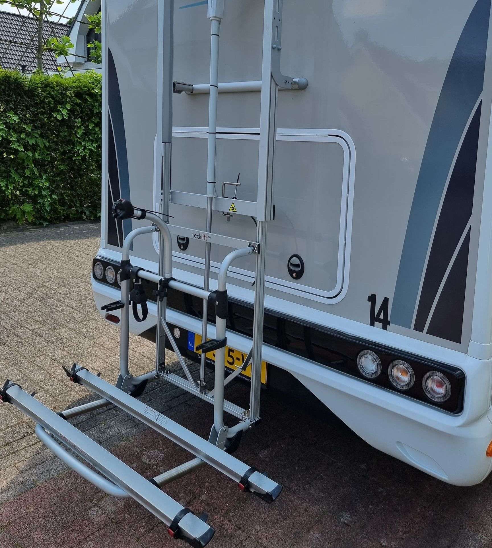 Achterkant van Chausson TI Titanium VIP camper met elektrisch fietsrek.