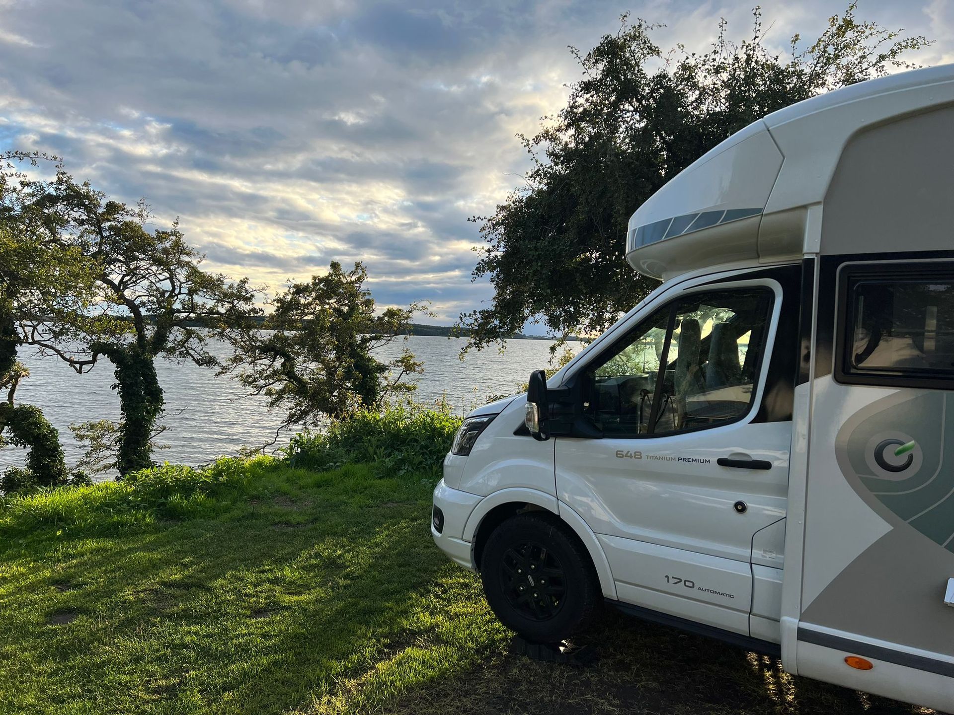 Camper in scandinavie aan het water