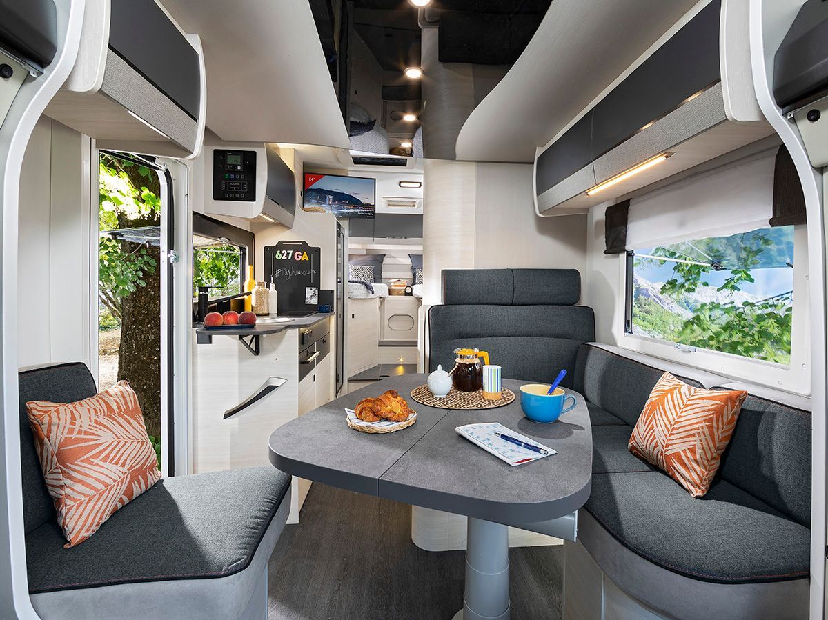 Interieur van Chausson TI Titanium Ultimate camper met eet- en zitgedeelte en keuken.