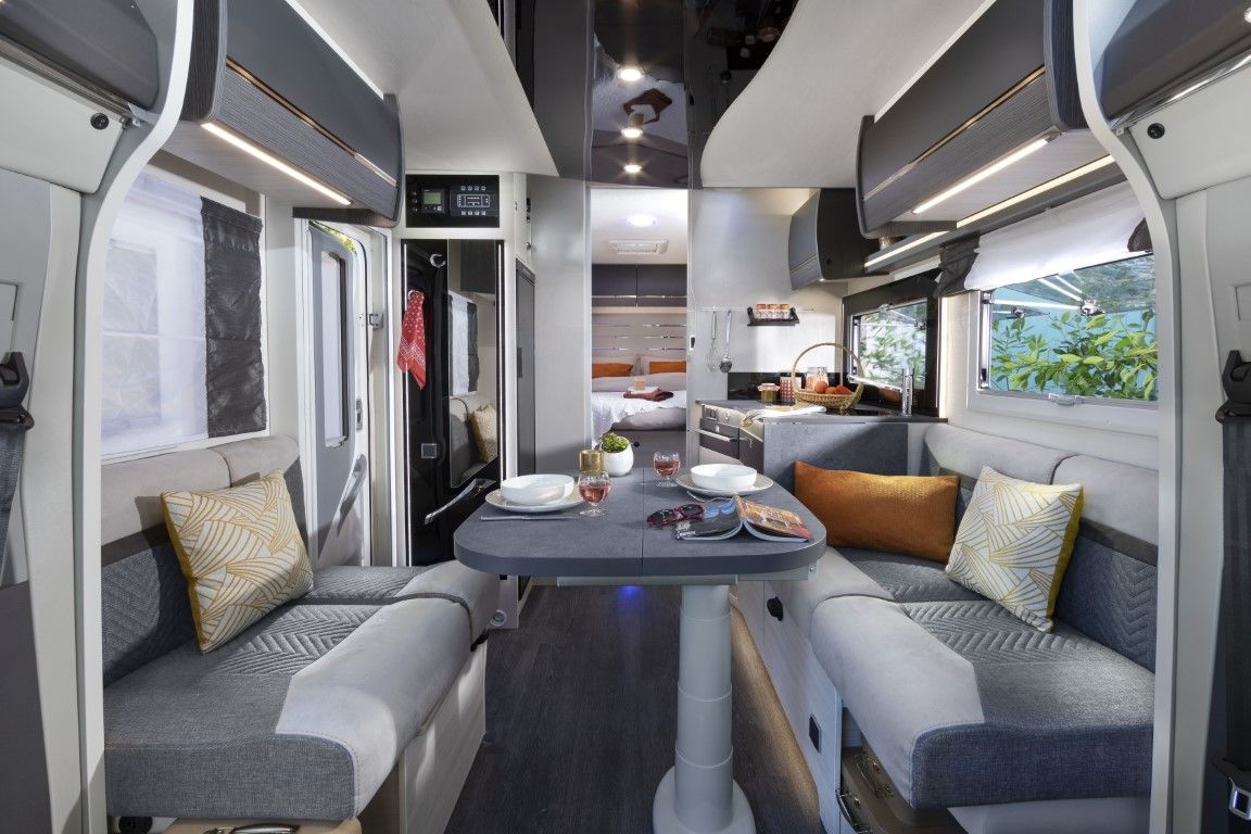 Interieur van Chausson TI Titanium VIP camper met eethoek en moderne voorzieningen