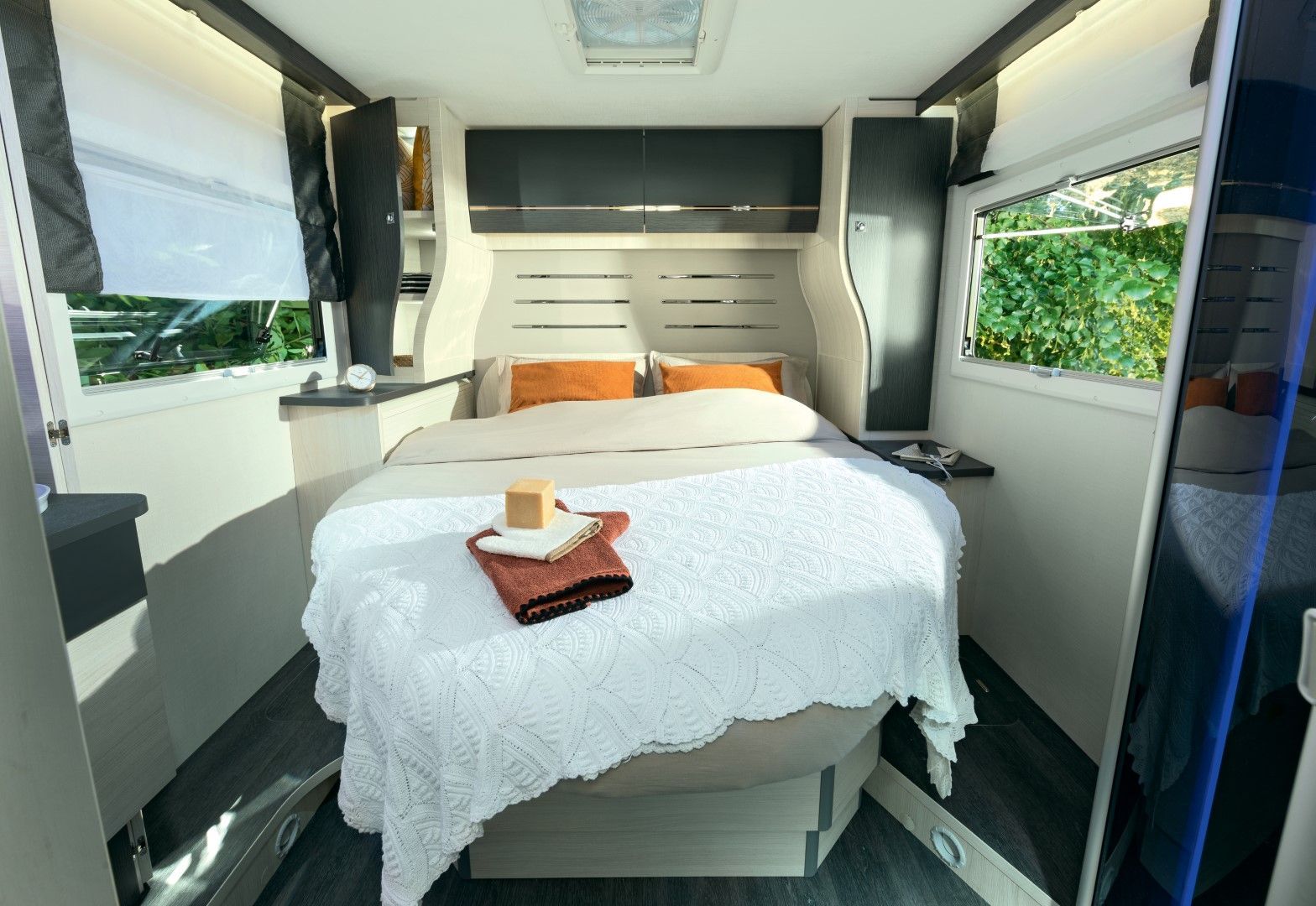 Tweepersoonsbed (eilandbed) in slaapruimte van Chausson TI Titanium VIP camper.