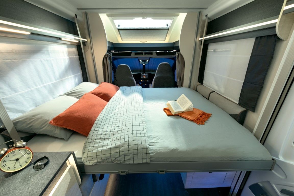 Slaapruimte met opgemaakt bed in Chausson TI Titanium Ultimate camper.