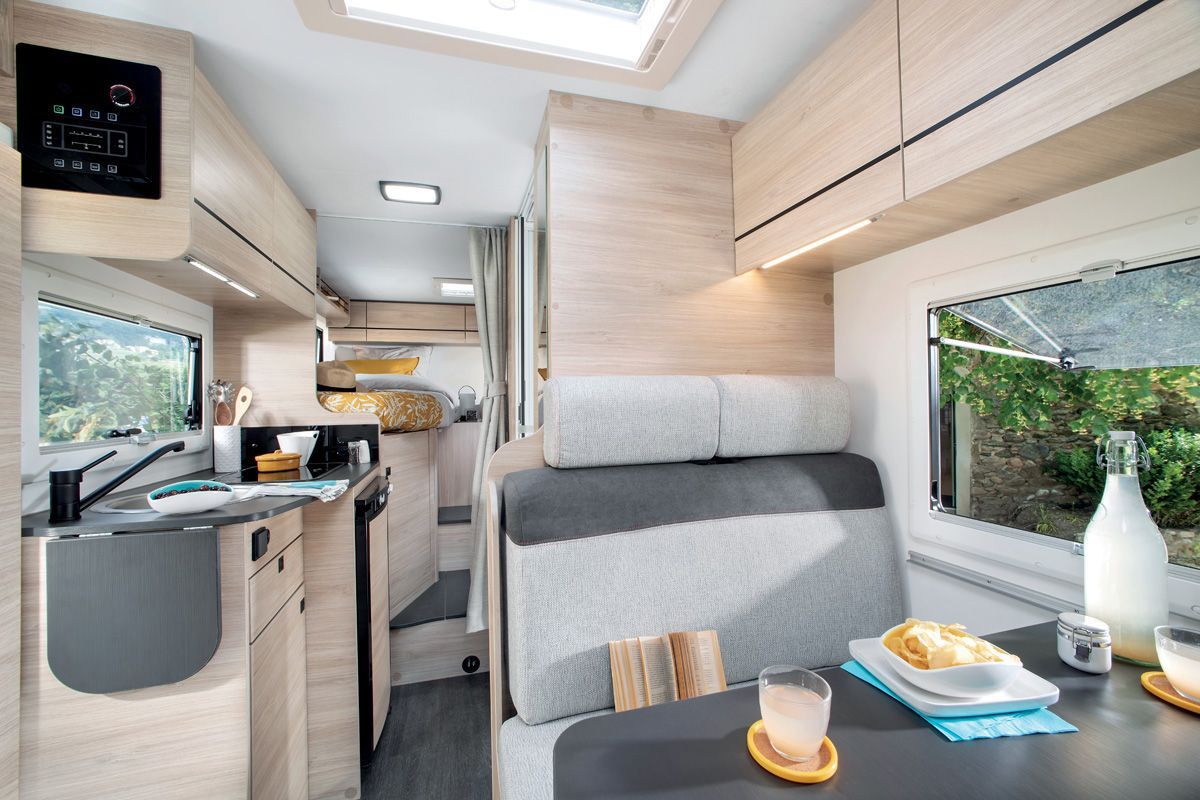 Interieur van Chausson TI S697 GA camper met eethoek en keuken.