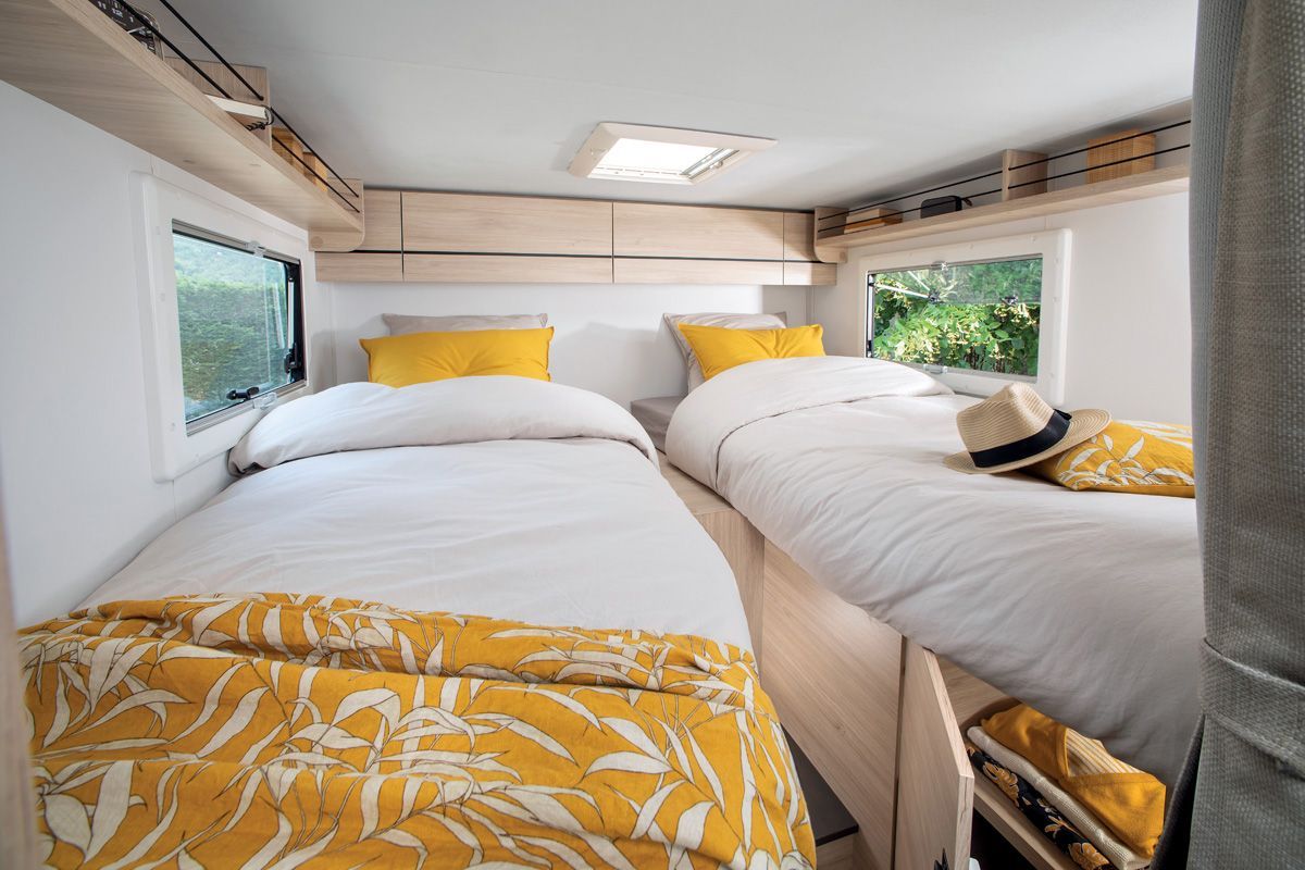 Tweepersoonsbed in slaapgedeelte van Chausson TI S697 GA camper