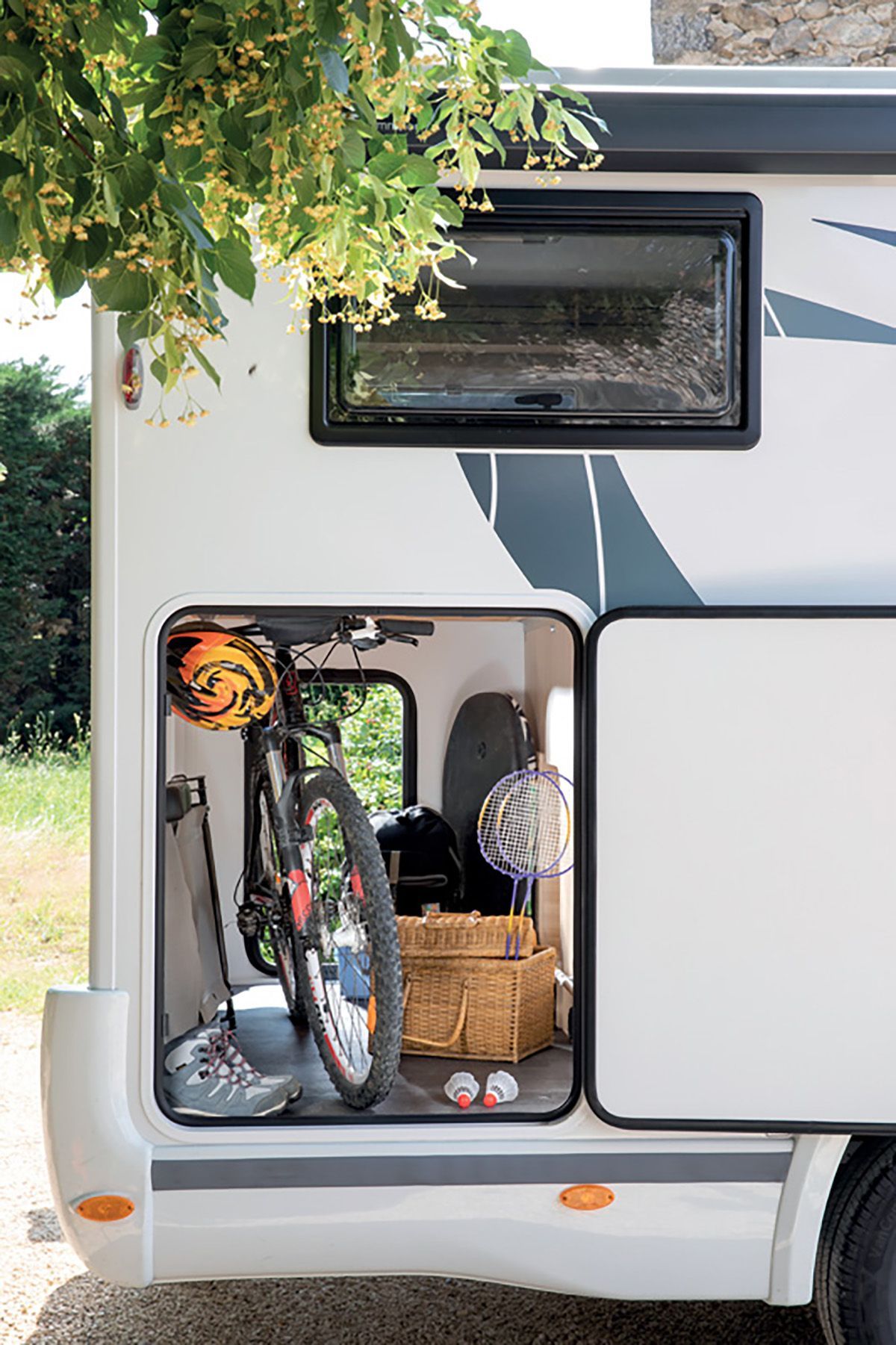 Garage-opslagruimte in Chausson TI S697 GA camper met ruimte voor fietsen.