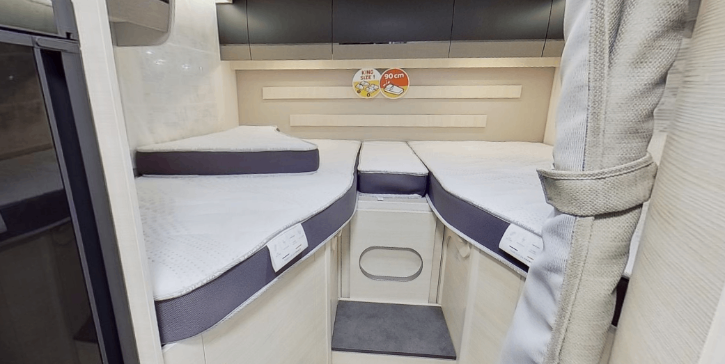 Slaapgedeelte met stapelbed in Chausson TI Titanium Ultimate camper.