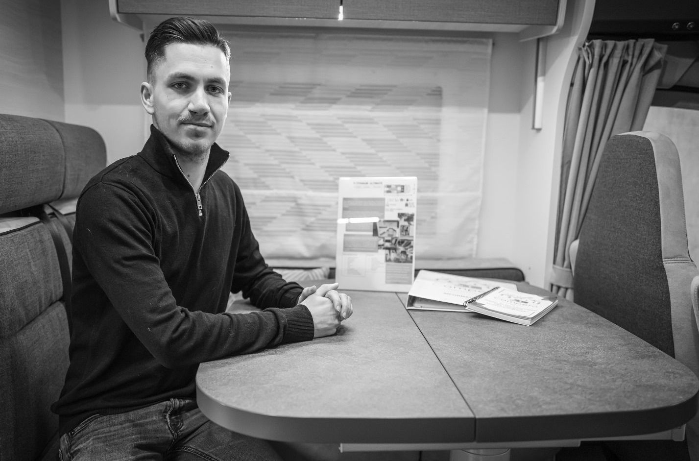 Medewerker van Campera Camperverhuur in gesprek aan tafel