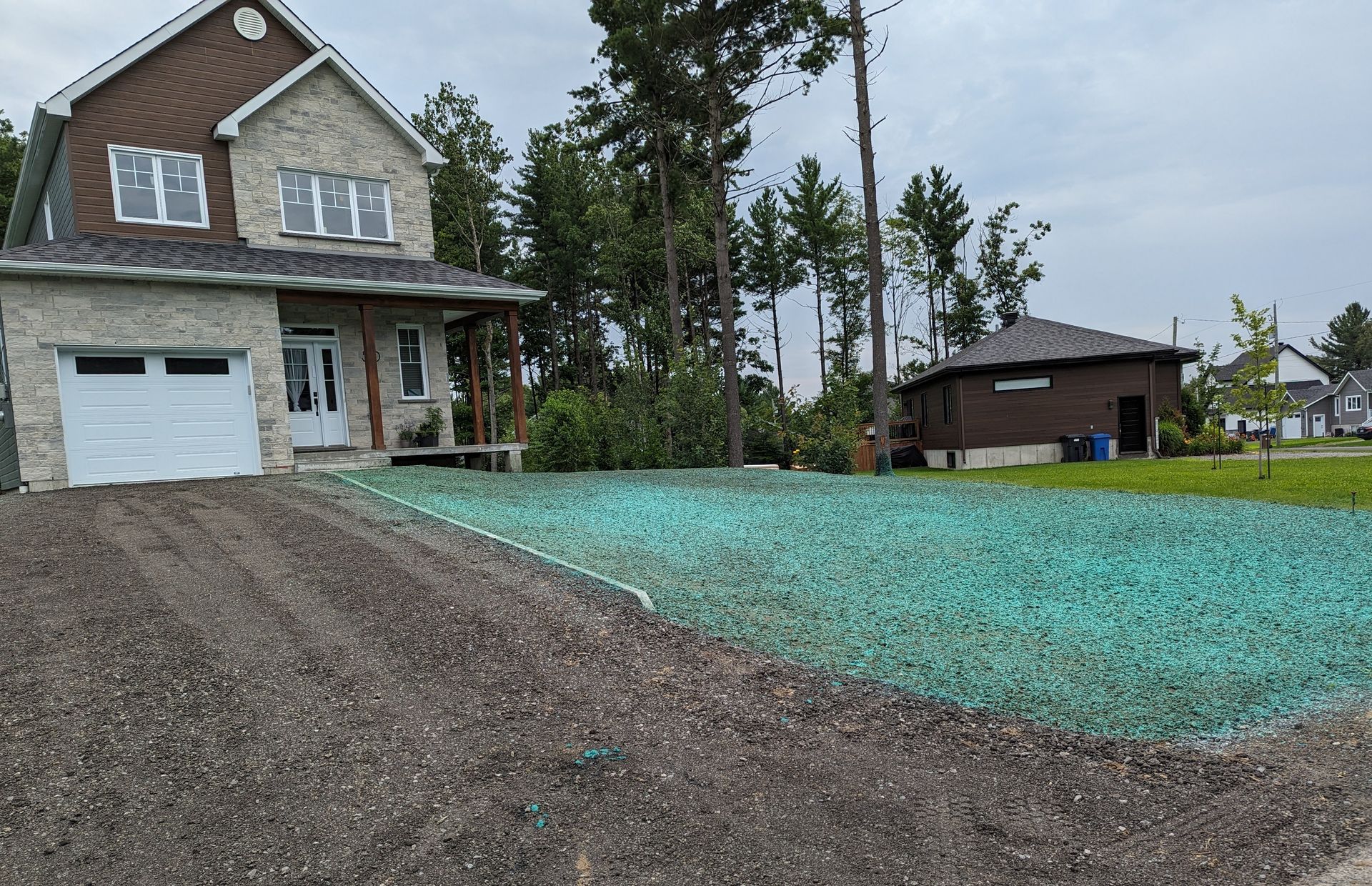 Une maison avec une pelouse verte devant
