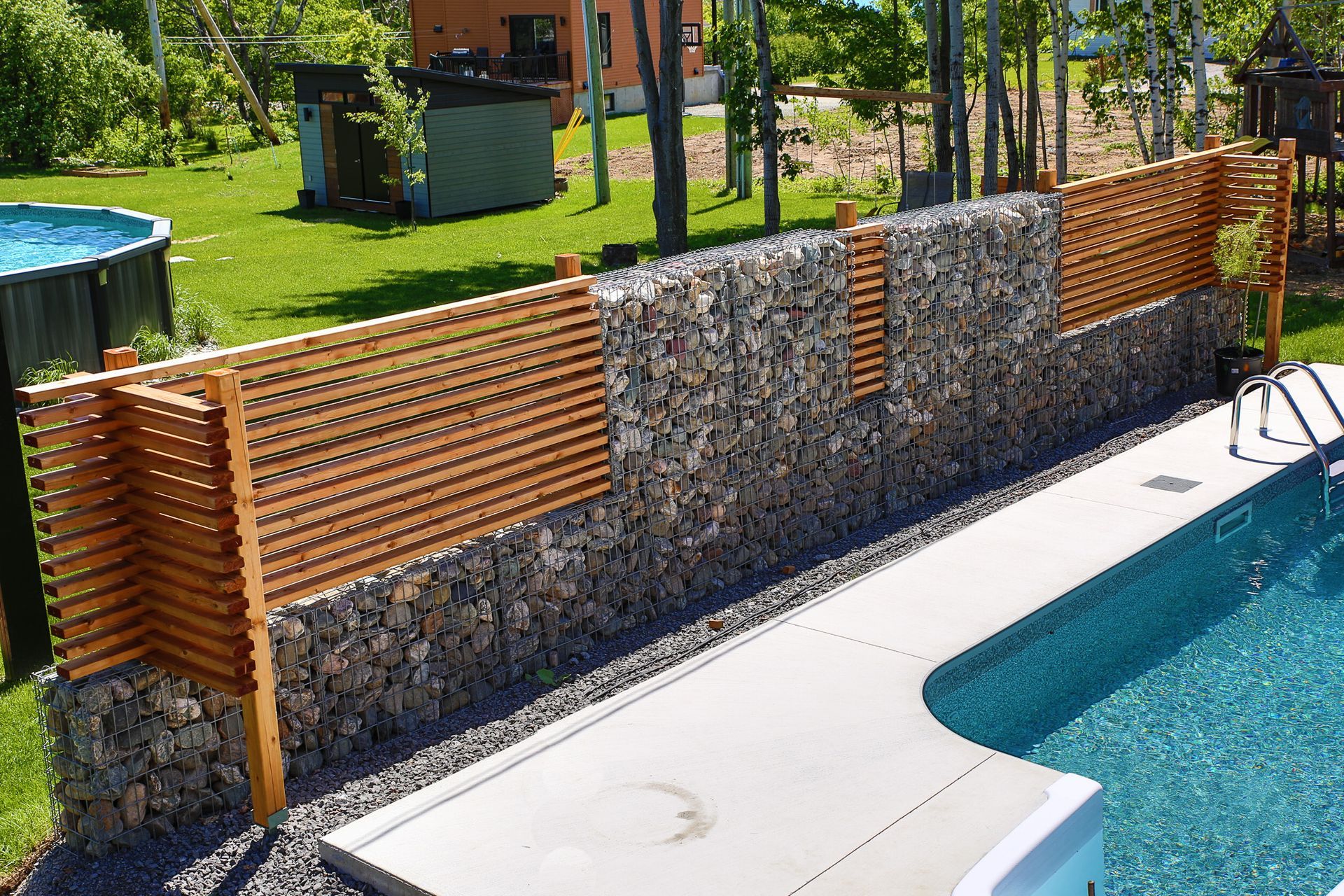 Une piscine entourée d'une clôture en bois