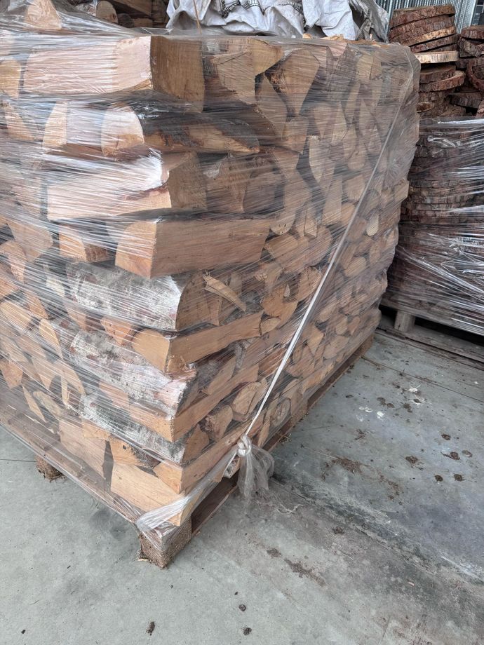 Una pila di tronchi posta sopra un pallet di legno.